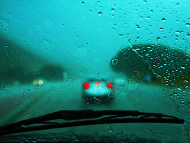 Como conseguir boa visão enquanto dirige sob forte chuva
