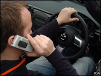 Usar celular no volante é tão perigoso quanto guiar bêbado, diz estudo